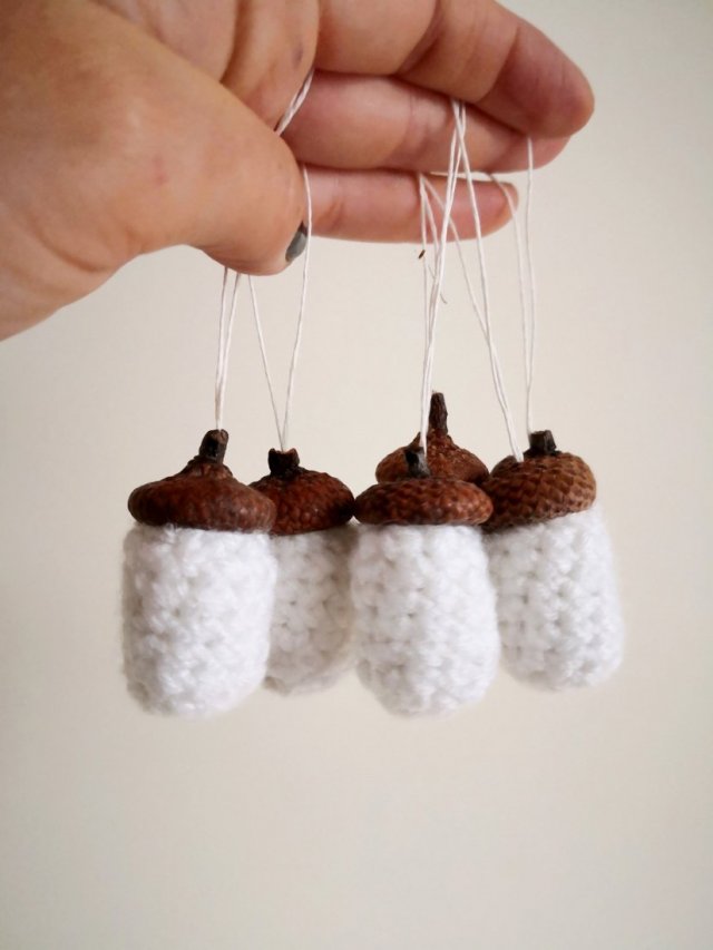 białe ozdoby choinkowe, żołędzie bombki na choinkę handmade