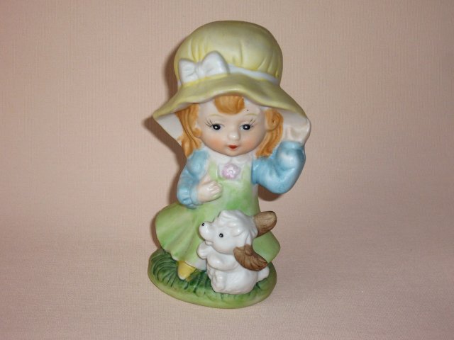 CERAMICZNA FIGURKA DZIEWCZYNKA Z PIESKIEM