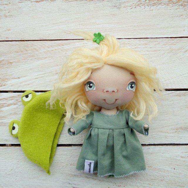 Lala - ŻABKA, dekoracja tekstylna, OOAK, pocket doll