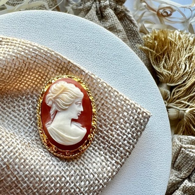 Vintage Cameo Shell Brooch Gold Plated ❤ Naturalna muszla ręcznie rzeźbiona ❤ lata 50/60-te XXw. ❤