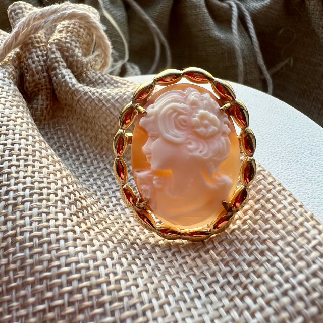 Vintage Cameo Shell Brooch-  Gold Plated ❤ Naturalna muszla ręcznie rzeźbiona ❤ lata 60/70-te XXw. ❤