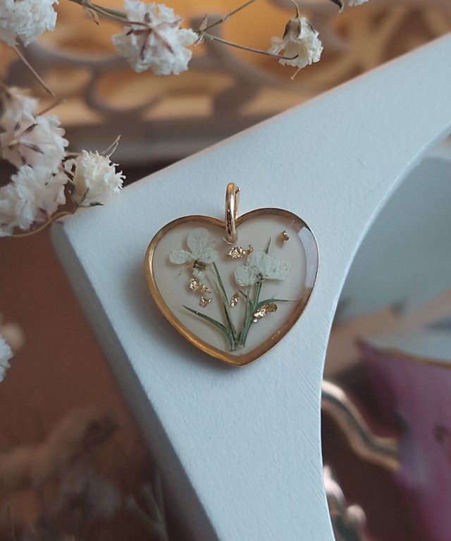 Złota zawieszka serce złoty wisiorek serduszko naszyjnik beżowy suszone kwiaty żywica naturalna biżuteria