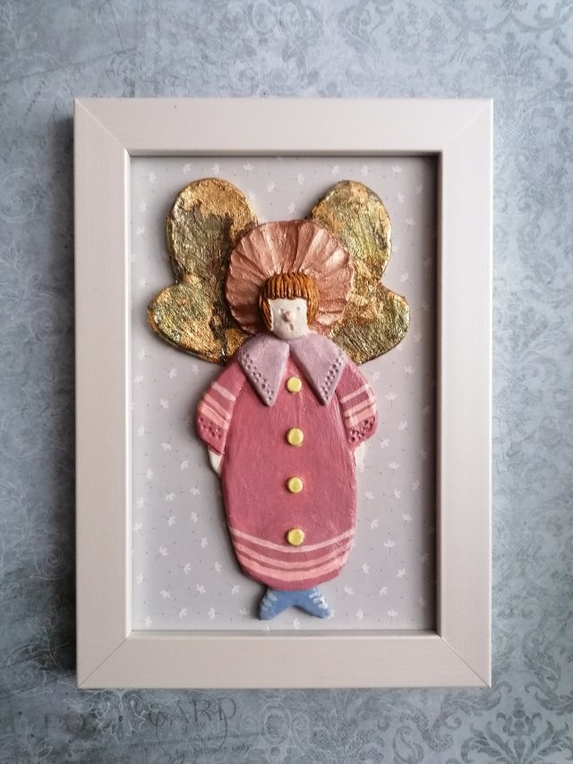 Ceramiczny różowy anioł oprawiony w ramy