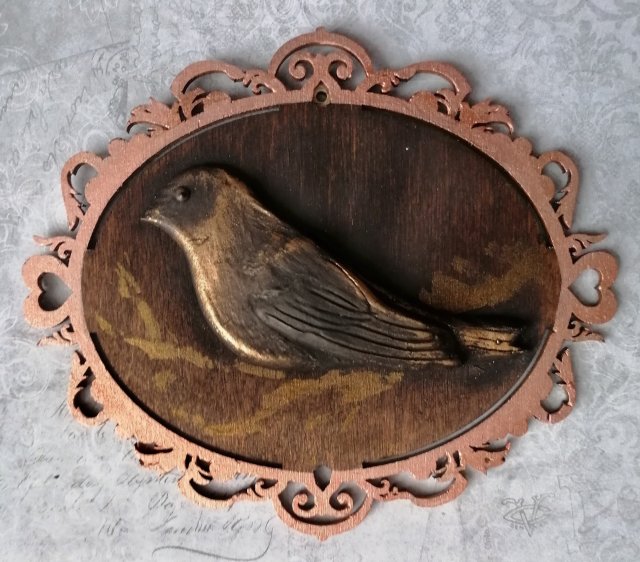 Ceramiczny ptak w stylizowanej oprawie