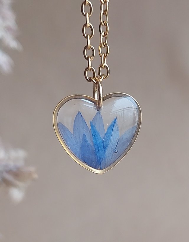 Złota zawieszka serce złoty wisiorek serduszko naszyjnik suszone kwiaty żywica naturalna biżuteria transparentna niebieska chabry