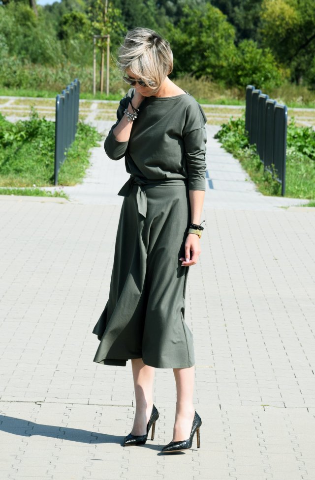 ADELA - DZIANINOWA SUKIENKA MIDI ROZKLOSZOWANA - khaki