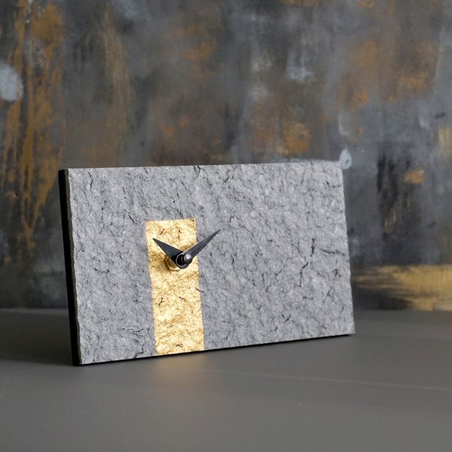 Minimalistyczny zegar w industrialnym stylu