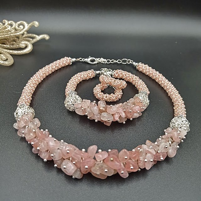 Komplet biżuterii: naszyjnik choker, bransoletka i kolczyki z kwarcu różowego na drucie pamięciowym