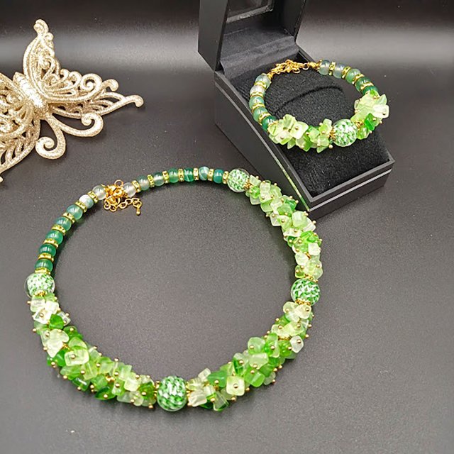 Komplet biżuterii: naszyjnik choker, bransoletka z kwarcu zielonego na drucie pamięciowym