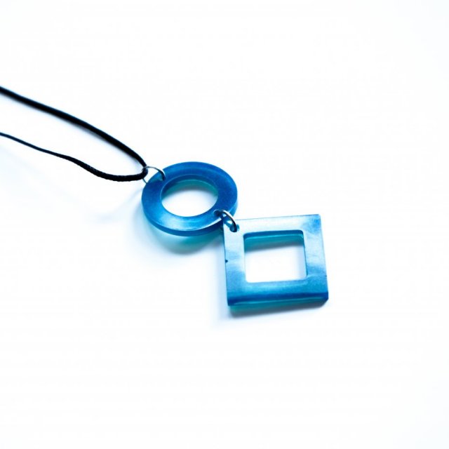 Niebieski geometryczny, wisiorek koło i kwadrat z żywicy 4,7 cm