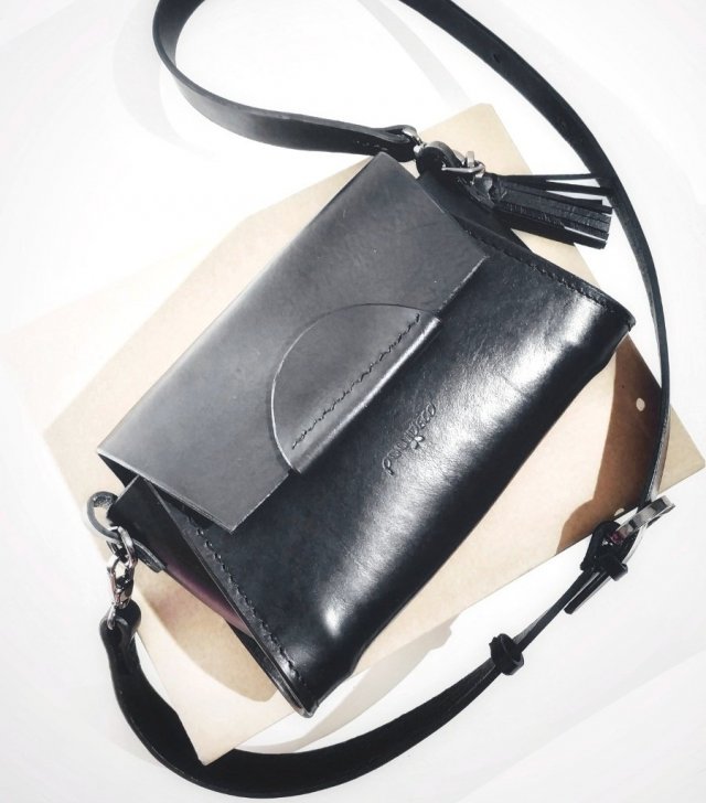 Mini BOX czarna torebka na ramię z naturalnej skóry jucht