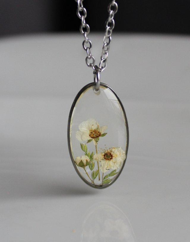 Srebrna zawieszka srebrny wisiorek naszyjnik z suszonymi kwiatami prezent dla niej żywica vintage retro kwiaty z żywicy epoksydowej jajowata dziewczęc