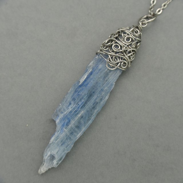 Wisiorek talizman duży kianit kyanit surowy wire wrapping stal chirurgiczna