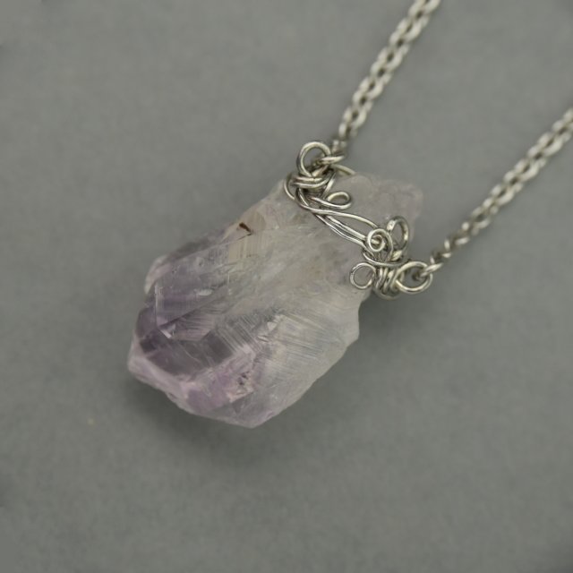Naszyjnik talizman minimalistyczny surowy ametyst, wire wrapping, stal chirurgiczna