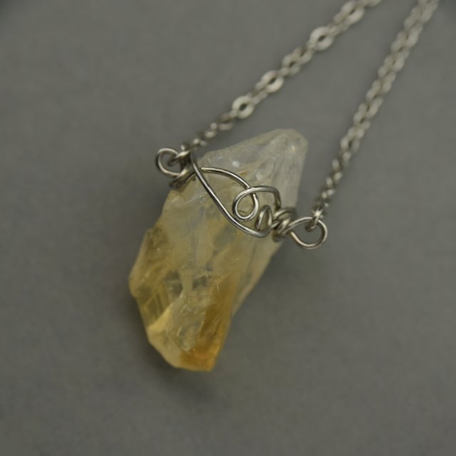 Naszyjnik Talizman z surowym cytrynem, stal chirurgiczna, cytryn wire wrapping
