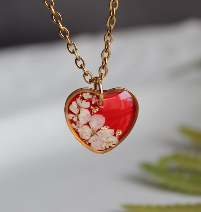 Złota zawieszka czerwone serce złoty wisiorek serduszko naszyjnik suszone kwiaty żywica naturalna biżuteria