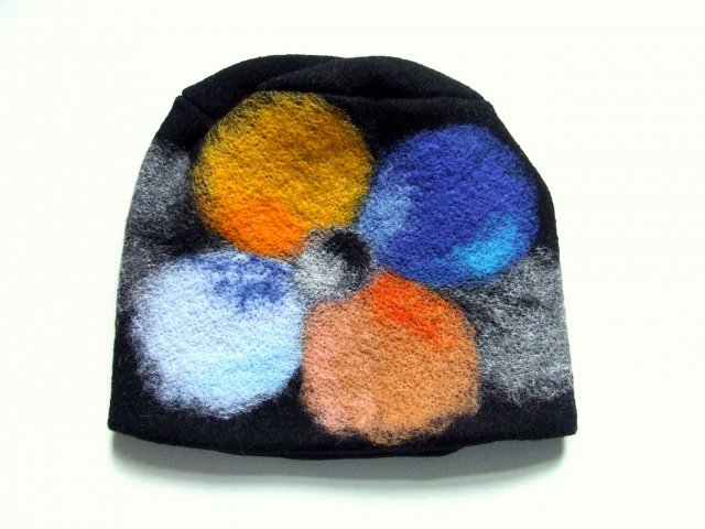 czapka handmade z kolorowym kwiatem