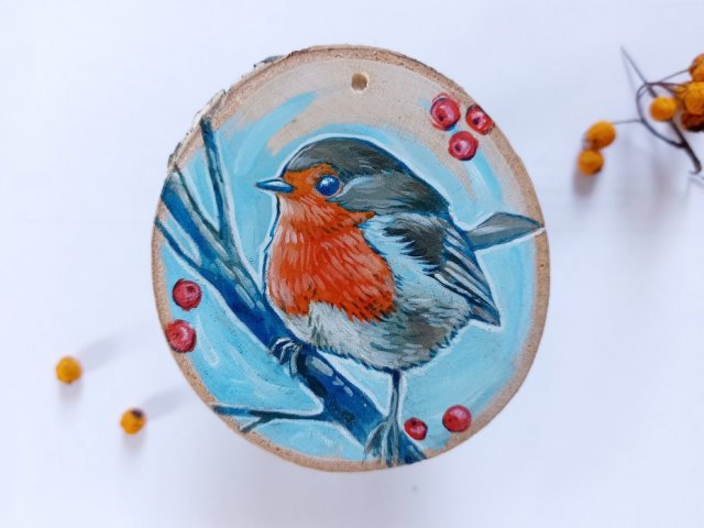 malowany ptak rudzik na drewnie, zawieszka
