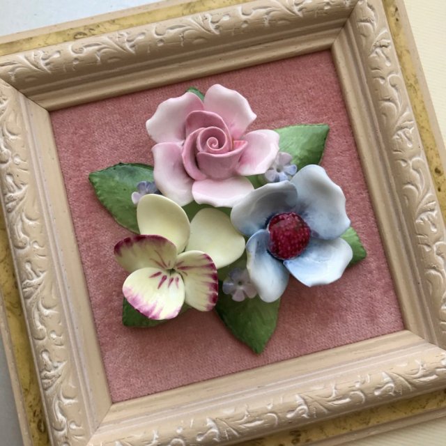 Unique Porcelain Flowers - Ręczna praca ❀ڿڰۣ❀ Na welurze, drewniana ramka