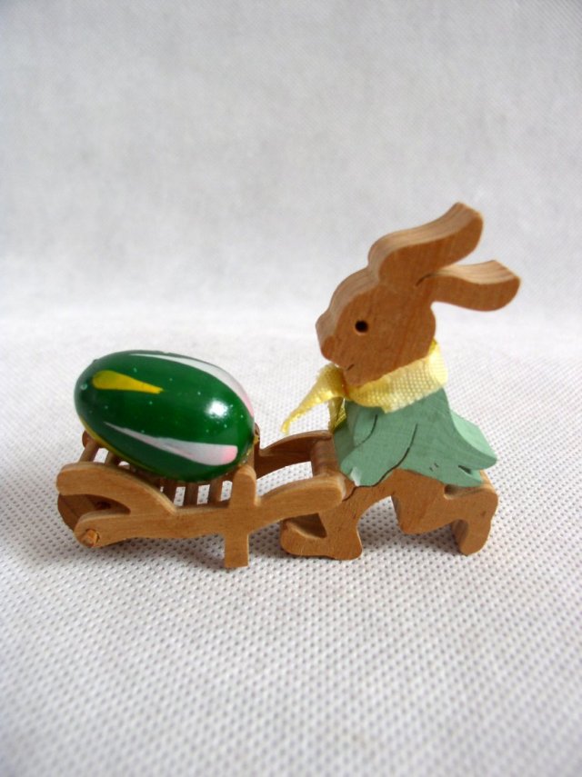 Figurka-Wielkanoc-drewno-handmade-zajączek z taczką