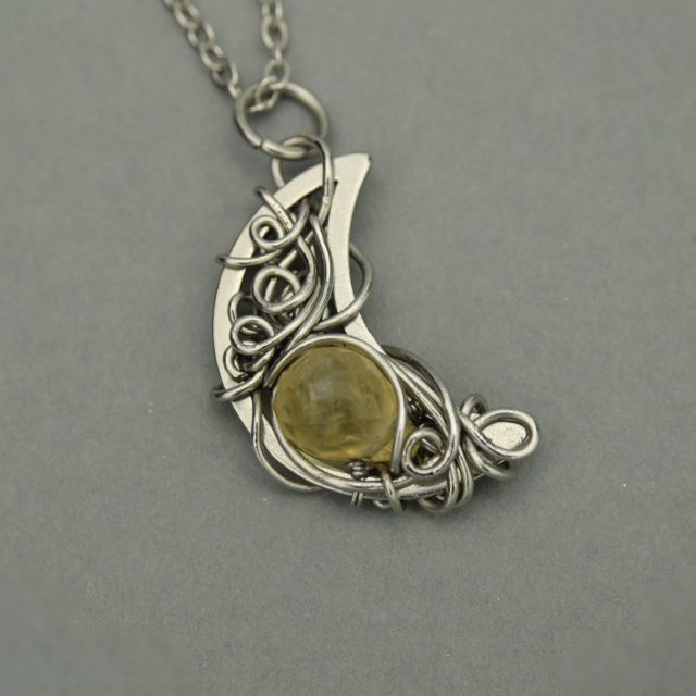 Żółty wisiorek księżyc cytryn, półksiężyc, wire wrapping, stal chirurgiczna, unikatowy, lunula