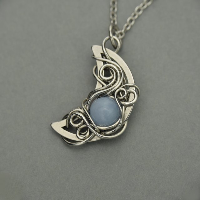 Wisiorek księżyc błękitny angelit, półksiężyc, wire wrapping, stal chirurgiczna, unikatowy, lunula