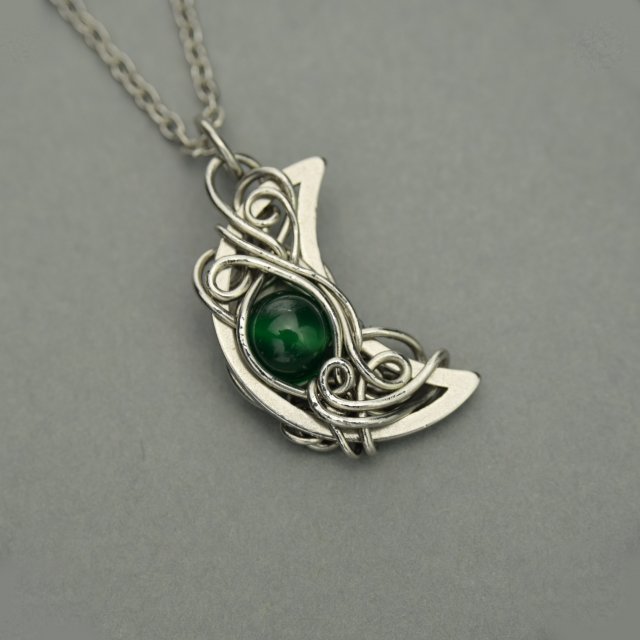Wisiorek księżyc onyks zielony, półksiężyc, wire wrapping, stal chirurgiczna,