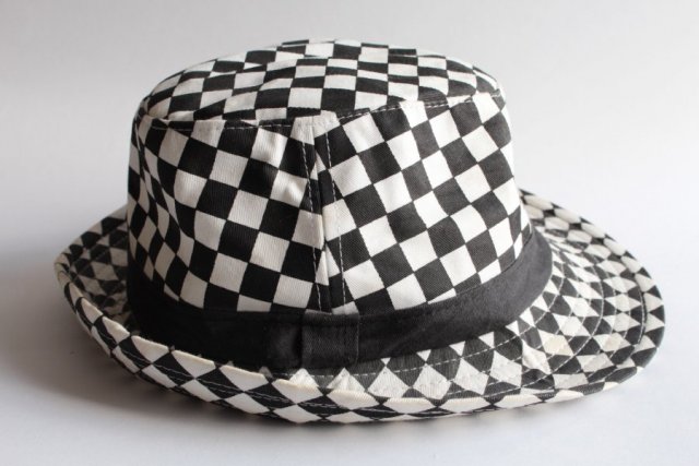 kapelusz geometryczny wzór czarno-biały