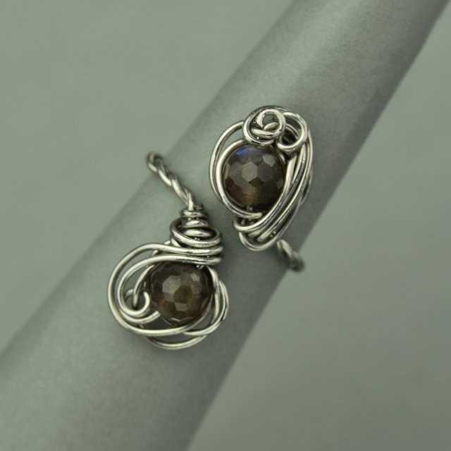 Pierścionek regulowany labradoryt, wire wrapping, stal chirurgiczna