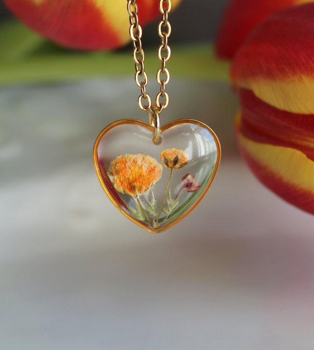 Złota zawieszka serce złoty wisiorek serduszko naszyjnik suszone kwiaty żywica naturalna biżuteria gipsówka pomarańcz