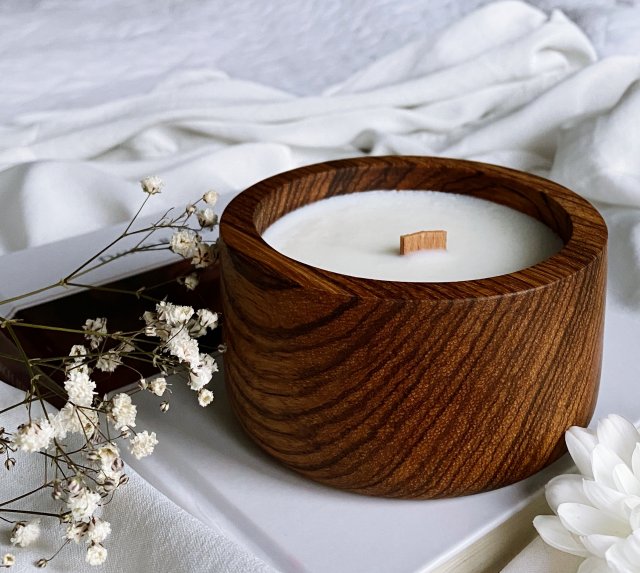 Sojowa, zapachowa świeca w drewnie egzotycznym Wood Harmony