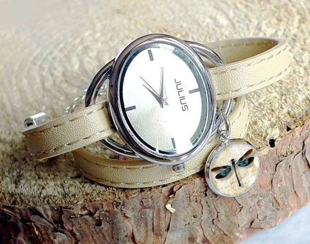 ważka :: Elegancki modny zegarek owijany z zawieszką z ważką w szkle
