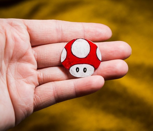 Przypinka grzybek z Mario