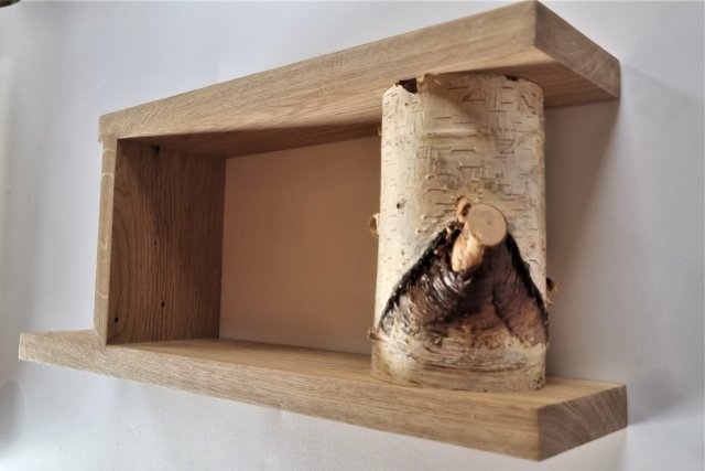 Drewniana półka, z drewna, z pniem brzozy