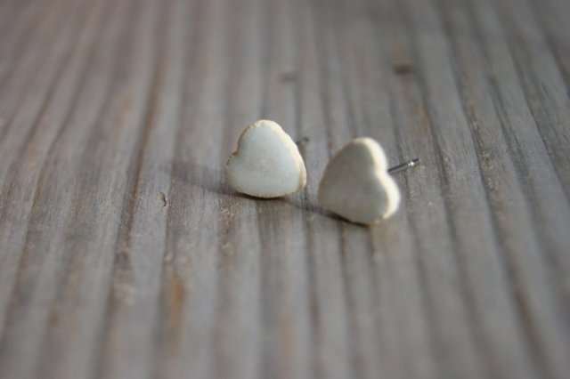 Malutkie białe perłowe serduszka ceramiczne kolczyki/stal chirurgiczna s21