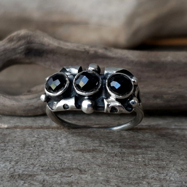 Craneo - srebrny pierścionek ze spinelami