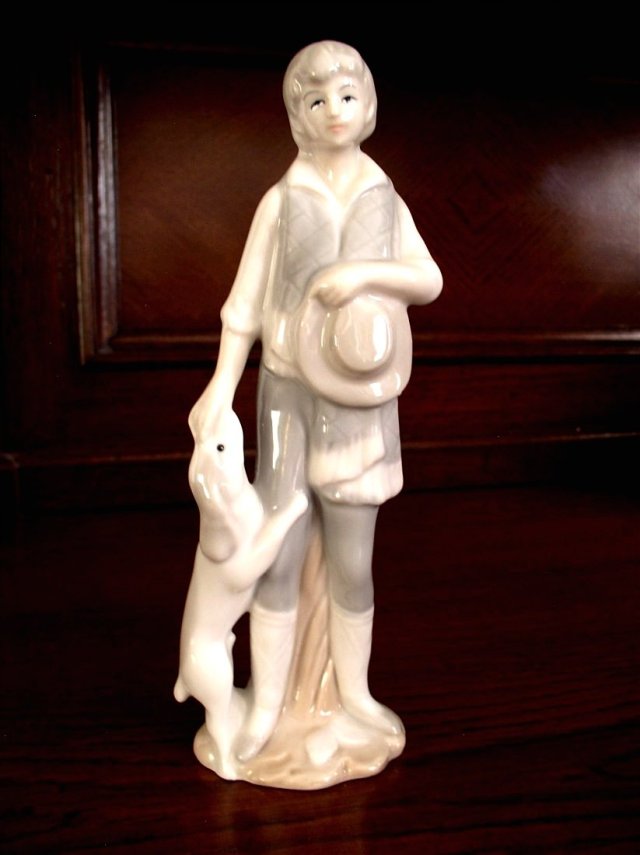 figurka porcelanowa chłopca z psem- 1