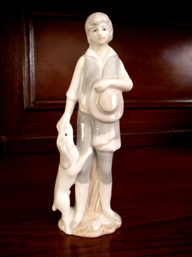 figurka chłopca z psem- 2