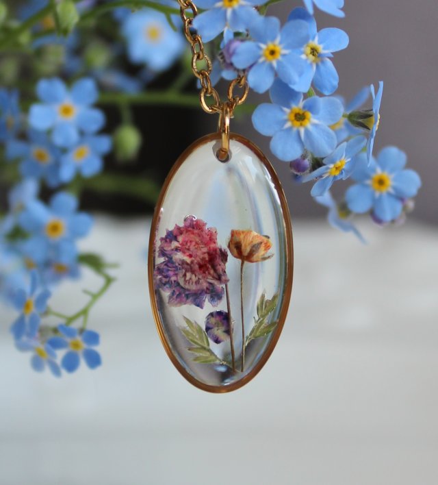 Złota zawieszka złoty wisiorek naszyjnik z suszonymi kwiatami prezent dla niej żywica vintage retro kwiaty z żywicy epoksydowej jajowata tęczowa