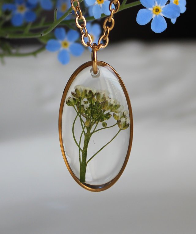 Złota zawieszka złoty wisiorek naszyjnik z suszonymi kwiatami prezent dla niej żywica vintage retro kwiaty z żywicy epoksydowej jajowata drzewko