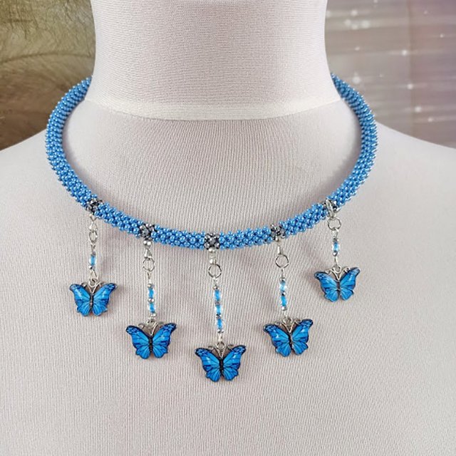 Naszyjnik-choker na drucie pamięciowym z emaliowanymi wisiorkami w kształcie motyli