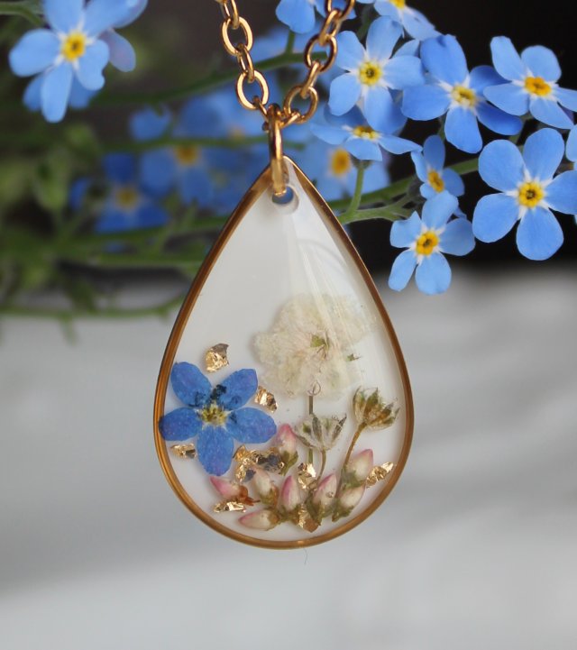 Złota zawieszka złoty wisiorek naszyjnik z suszonymi kwiatami prezent dla niej żywica vintage retro łezka łza biżuteria z żywicy