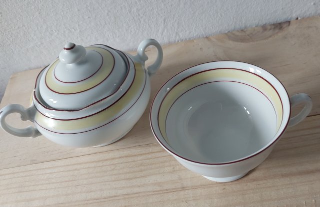 Zestaw kawowy prl: cukierniczka i filiżanka porcelana Wawel