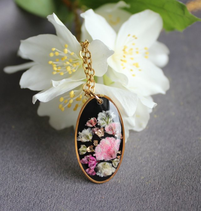 Złota zawieszka złoty wisiorek naszyjnik z suszonymi kwiatami prezent dla niej żywica vintage retro kwiaty z żywicy epoksydowej czarna różowe