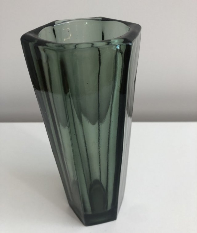 Gruboszklane szkło lane - wazon sześciokątny karczmiak - niespotykana zielono-dymione barwa