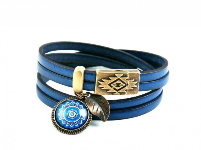 Skórzana bransoletka z zawieszkami, w kolorze niebieskim-dżinsowym