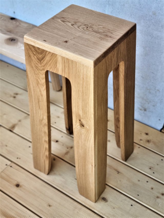 Drewniany hoker, stołek barowy z litego, naturalnego drewna, dębowe, boho, skandynawski styl, krzesło barowe dąb