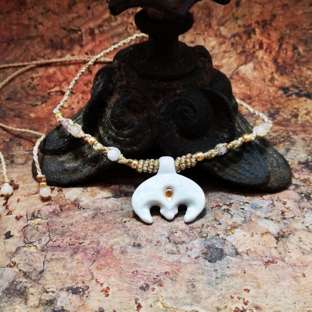 Choker Lunula Słowiańska księżyc porcelanowy bały złocony ~ Slavic Porcelain ~ mikro makrama