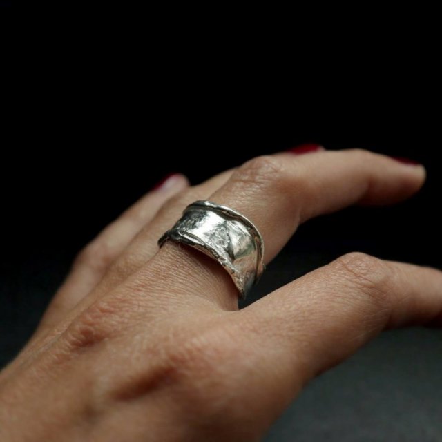 Surowy pierścionek srebrny Lawa szeroki