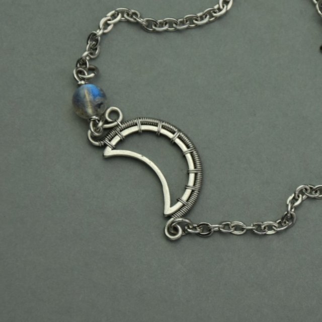Bransoletka półksiężyc z błękitnym labradorytem, wire wrapping księżyc, labradoryt